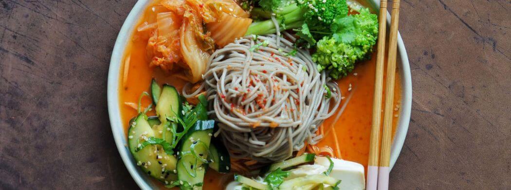 Kimchi Sobanudelsalat | Brokkoli | Koriander | Gurke | Wunschleder