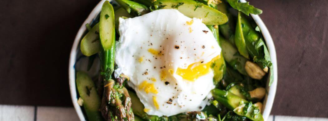 grüner Spargelsalat mit Kräutern und pochiertem Ei, Wunschleder