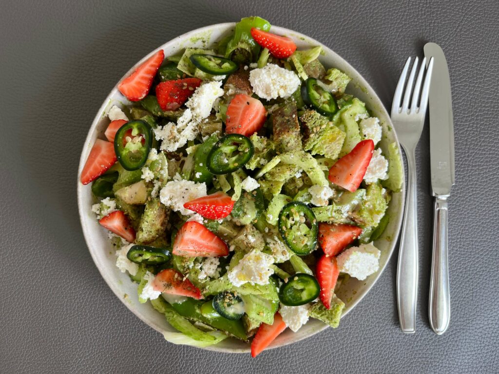 grüne Panzanella mit Erdbeeren