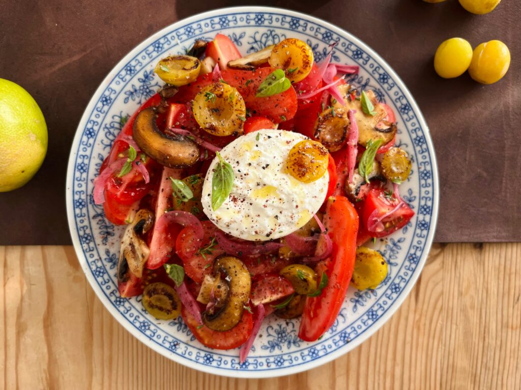 Tomatensalat, Steinobst, Burrata, Sommer