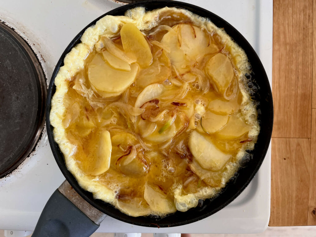 Tortilla de Patatas in der Pfanne braten 