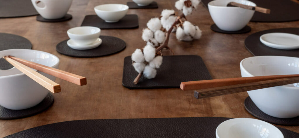 Interiortrend 2025 in Naturtönen mit Leder, Holz, Stein und Leinen – stilvolle Inspiration Deko für natürliche Tischgestaltung, Wunschleder