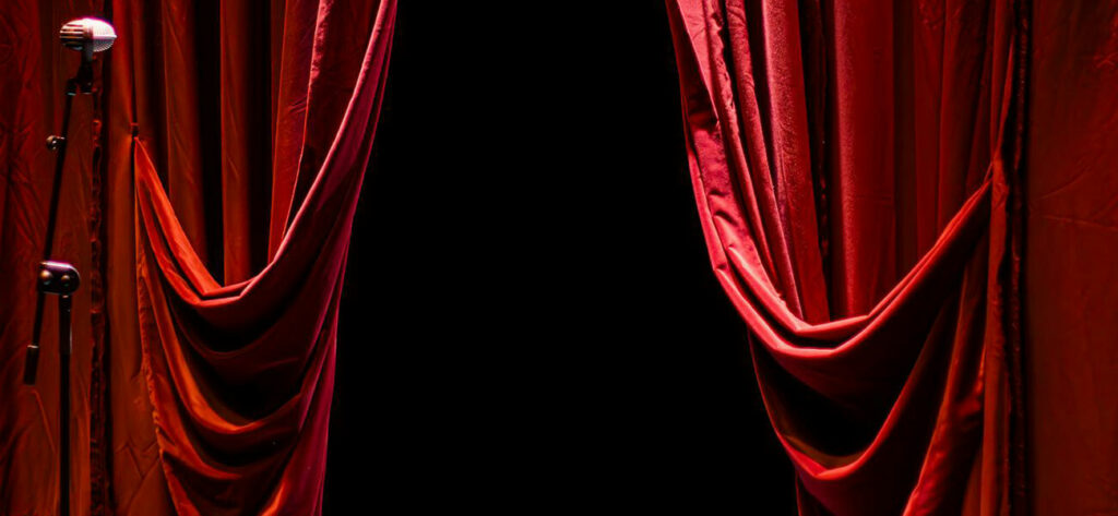 Dekotrend Royal Red 2026: festliche Inspiration Deko mit Kirschenmotiv, goldenem Besteck und Retro-Charme, Wunschleder