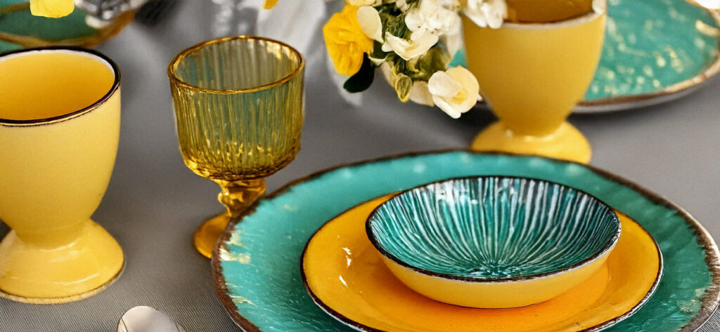 Interiortrend Sonnig Mediterran: Deko Ideen in Buttergelb und folkloristischen Mustern für sommerliche Tischdeko Inspo, Wunschleder