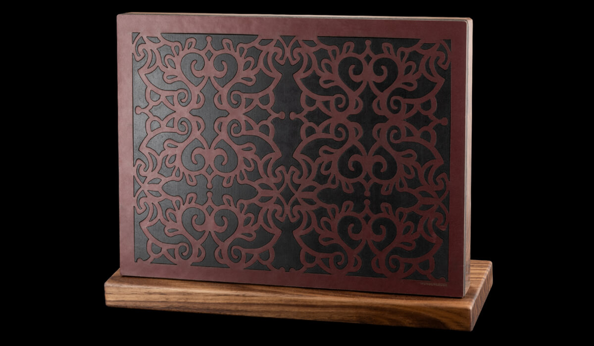 Luxuriรถser Messerblock mit Intarsien-Design