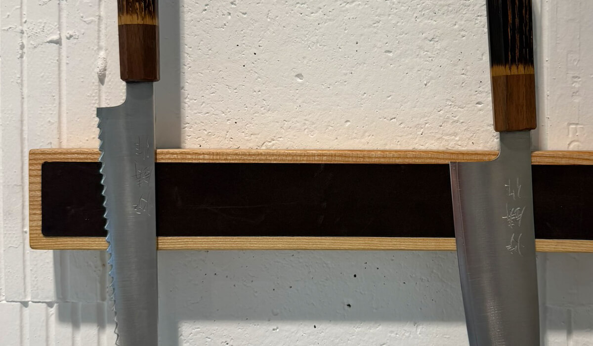 Handgefertigte Messerleiste aus Holz und Leder